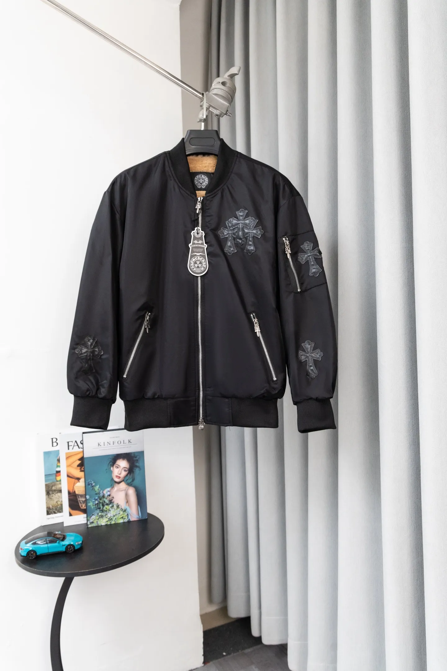 P410 Style No.: S045 This is a velvet baseball jacket from **Chrome Hearts**. It is a representative item of the brand that combines dark pioneer style with American street culture. It is also a trendy item that combines personality and warmth in autumn and winter. Design Highlights Iconic Elements: The brand’s classic cross leather embroidery is embellished throughout the body, paired with metallic hardware decorations (such as zipper pullers and hang tags). It combines Gothic religious symbols with heavy metal style, which is highly recognizable and is an intuitive embodiment of Crow Heart’s “dark luxury” tone.  Style and structure: It adopts the classic baseball uniform style, with a stand-up collar design and a two-way zipper, which is neat and stylish; the zipper pockets on the sleeves and the diagonal pockets on the body not only enhance the street feel, but are also practical.  Material splicing: The outer layer is made of high-density windproof fabric, and the inner layer is filled with velvet material, which has excellent thermal insulation performance; the threaded design of the collar and cuffs improves the overall crispness and wearing comfort. Craftsmanship and Quality: The cross is veneered using imported leather + hand-embroidered craftsmanship, with fine stitching and strong three-dimensional effect; the metal hardware has been distressed to give it a vintage and distressed texture, and the details reflect the brand's strict requirements for craftsmanship.  The velvet inner liner is evenly and fully filled, and the splicing process with the outer fabric is rigorous. It is not easy to deform after long-term wear, and has excellent warmth retention and durability. Style and Outfit This jacket is based on dark street style, and its black main tone is versatile and high-end. It can be paired with ripped jeans and Martin boots to create a cool street style in daily life; it can also be worn with a turtleneck sweater and a long coat on the outside. It can be layered to create layers, making it easily suitable for niche trendsetters, rock enthusiasts and other diverse style groups. It is an eye-catching item in the autumn and winter wardrobe that shows individuality. Size: s-XL Color: Black
